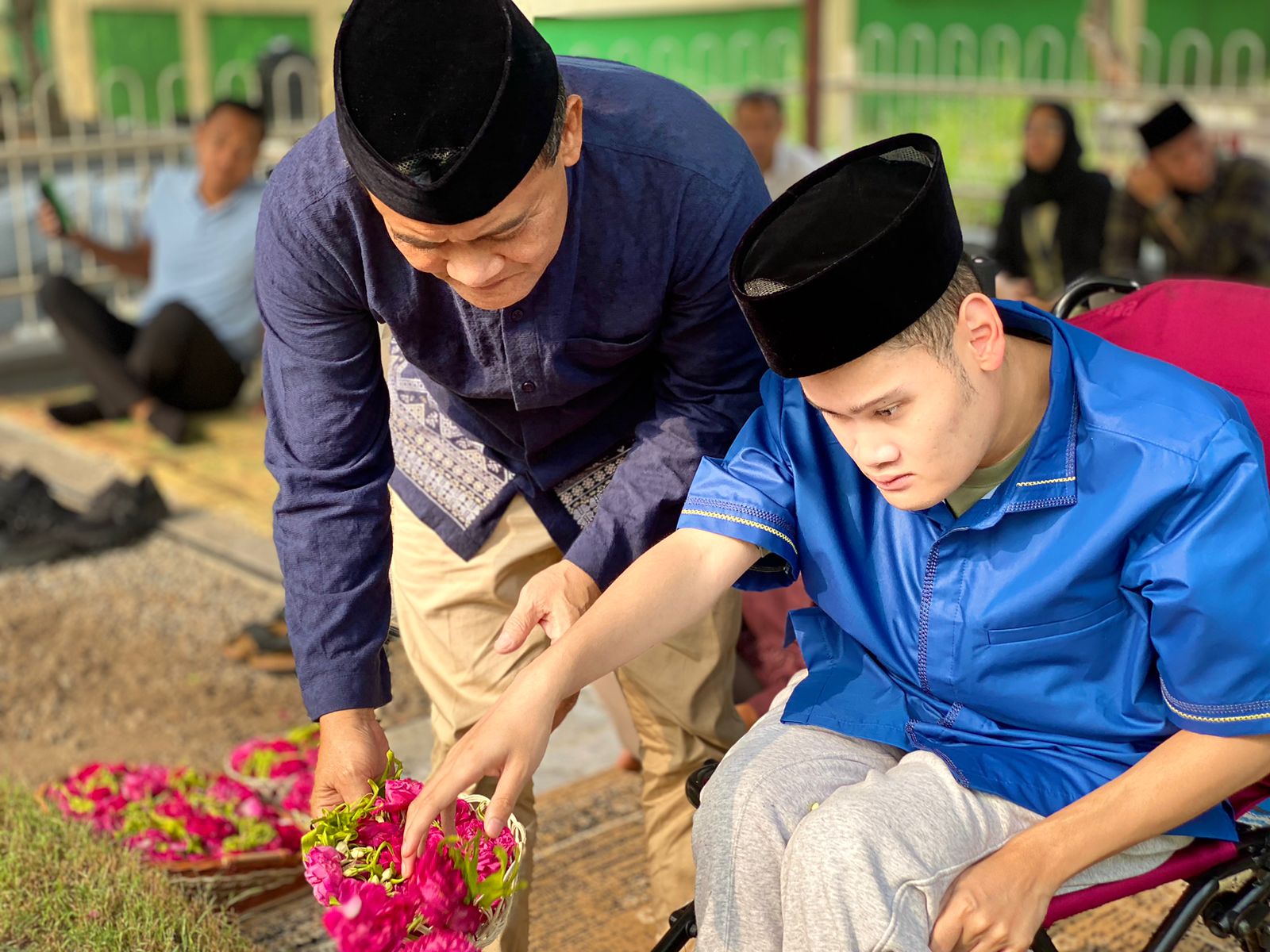 Ahmad Luthfi Ziarah Bersama Putranya.