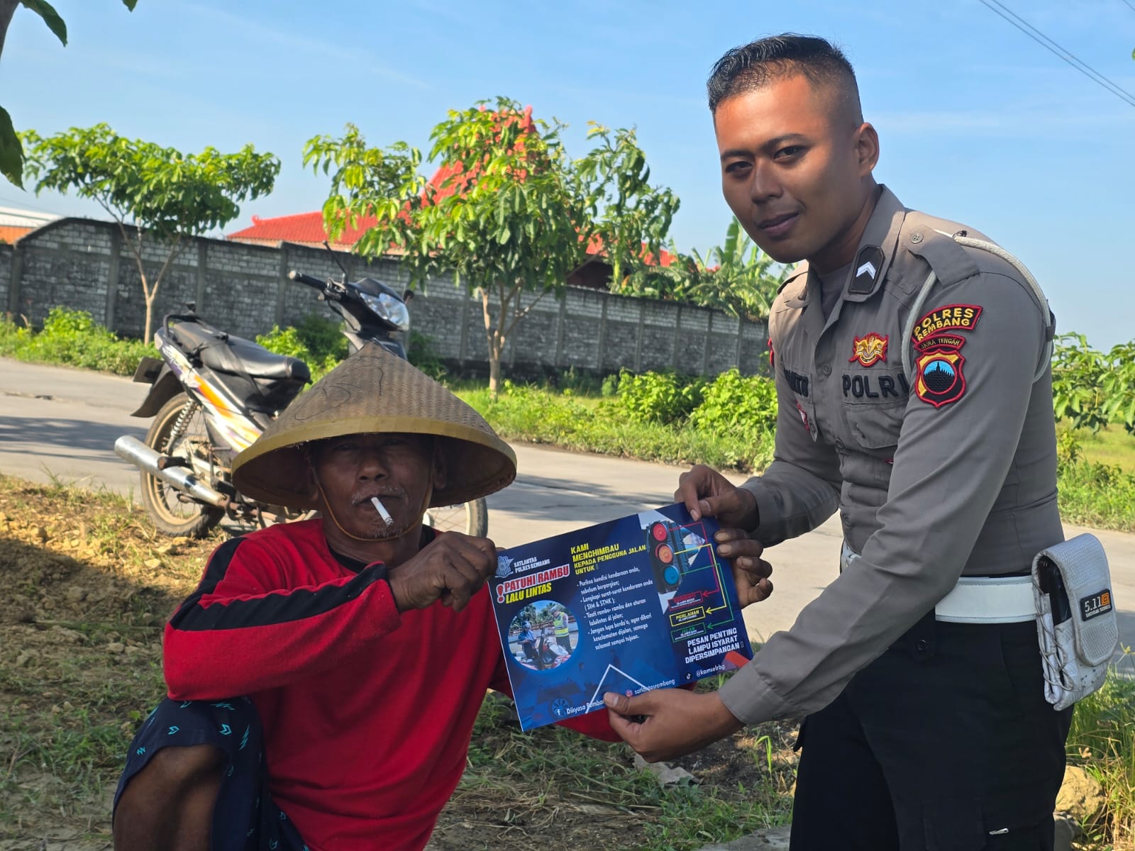 Pak Lantas ke Sawah Sambangi Pak Tani Tireman